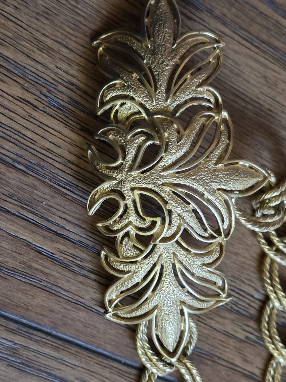 Gold Leaf Motif Rope Chain Necklace - St. John